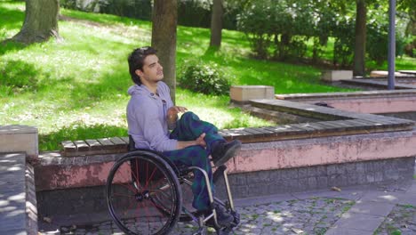 Behinderter-Junger-Mann-Sitzt-Im-Rollstuhl-In-Zeitlupe.